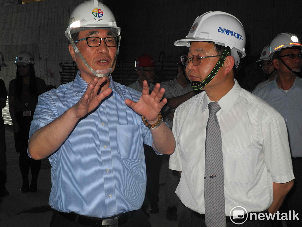 李四川來自基層，對基層很了解，曾任行政院秘書長、國民黨中央委員會秘書長，周錫瑋任臺北縣長時的副縣長、朱立倫任新北市長時的副市長。圖為今（2018）年5月，長庚紀念醫院總院副院長暨發言人黃璟隆（右）建議土城捷運站增設電梯，以利病患進出，新北市副市長李四川應允找北捷及捷運局協調。  圖：王峻昌/攝