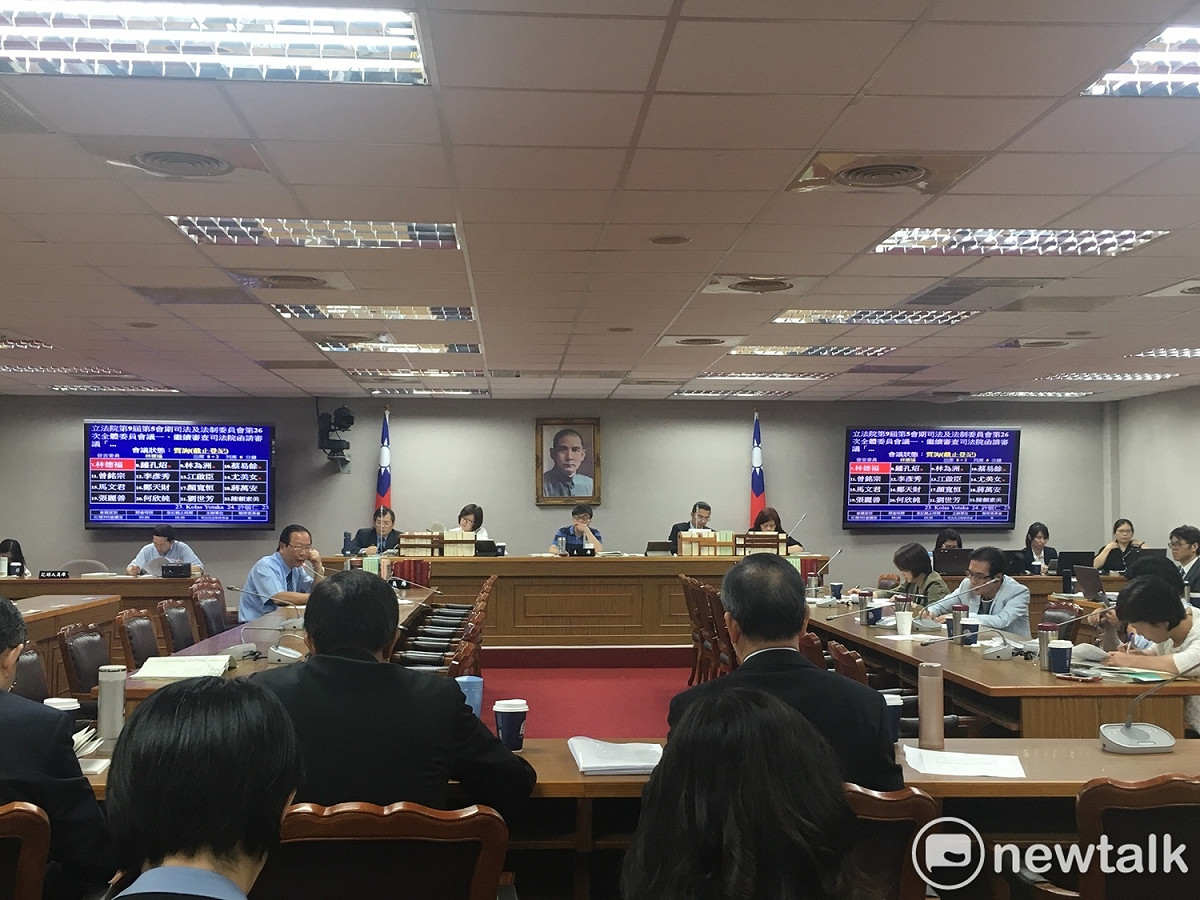 傳出台大校長遴選委員遭檢調約談，且與身兼洗錢防制辦公室主任的法務部政務次長蔡碧仲有關。對此，蔡碧仲今（23）日澄清，自己不清楚此事；由於北檢第五辦公室跟洗錢防制辦公室在同一棟大樓，所以指的應該是北檢。 圖：黃韋銓/攝