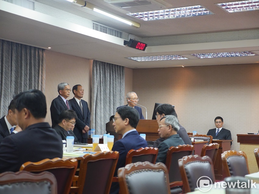 剛上任的海洋委員會主委黃煌煇今天到立法院內政委員會業務報告與備詢。 圖：趙婉淳／攝