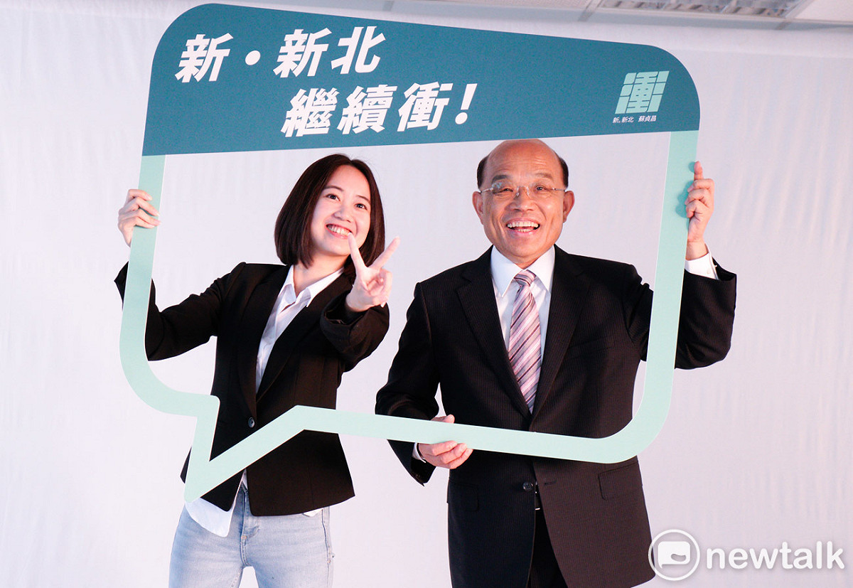 蘇貞昌與板橋區議員候選人戴瑋姍同框時，戴瑋姍比了勝利手勢，蘇貞昌突然問她：「萬一你抽中一號怎麼辦？」 圖 : 張良一/攝