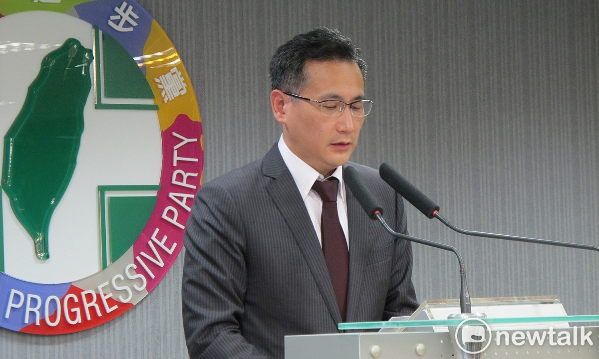 民進黨發言人鄭運鵬23日說明選對會決議。 圖：林朝億/攝