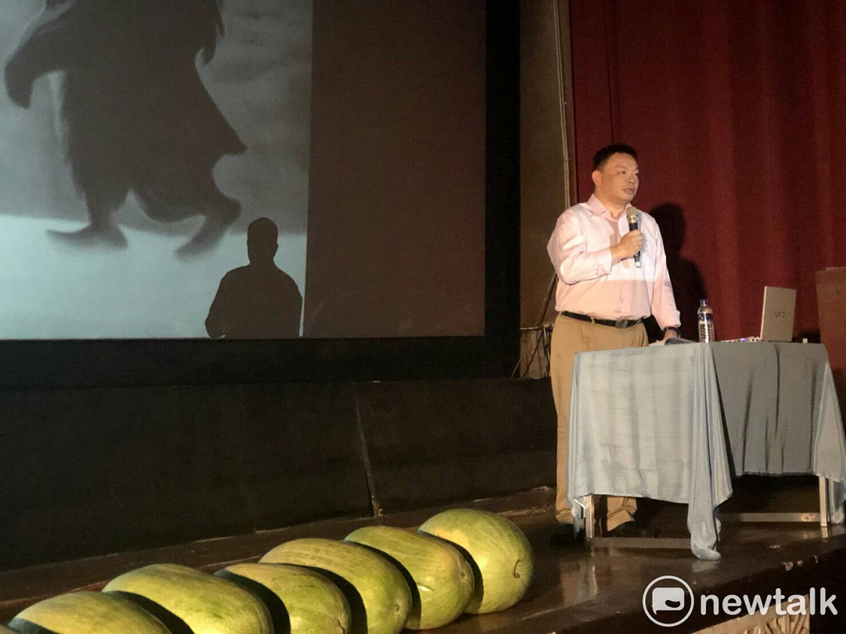 高思博在台南舉行記者會，向台南市民報告他為什麼要參選市長。 圖 : 黃博郎/攝