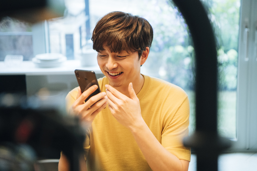 孔劉對於自己拍照技術進步感到非常滿意。 圖：ASUS/提供