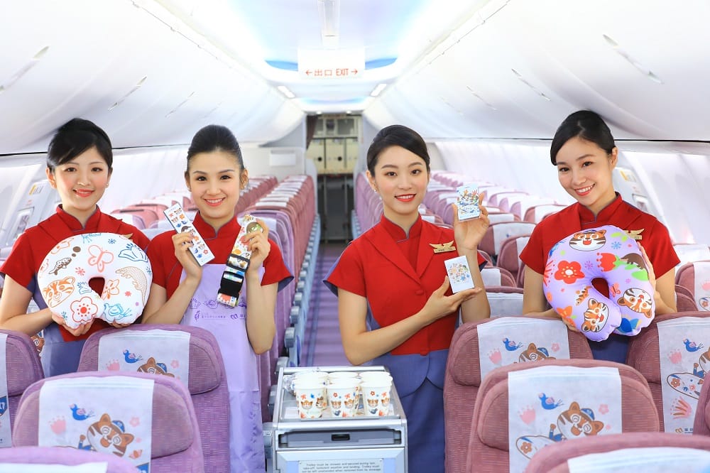 台中市政府與華航集團華信航空公司合作，推出花博「花現台中」彩繪機後，今(23)日再發表「花博機艙」設計，機艙內的枕頭、紙杯、餐墊紙等都印有花博吉祥物石虎圖樣，造型吸睛可愛。 圖：台中市政府提供