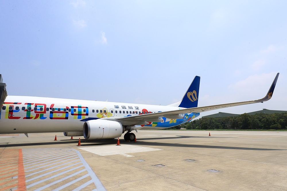 台中市與華航集團華信航空公司合作推出的「花現台中」彩繪機，機身以台中市花山櫻花、重要經濟花卉百合花及文心蘭三種花卉線條，是全台第一個讓城市名稱飛上天空的行銷首例。 圖：台中市政府提供
