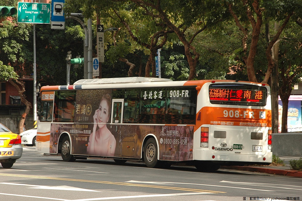 為配合松山區八德路3段及4段施工，公運處表示，明（28）日起頭班車原行經該路段之市區公車及公路客運共12線，將配合交通管制暫時調整。 圖：翻攝自Flickr／yoshocon開放權限