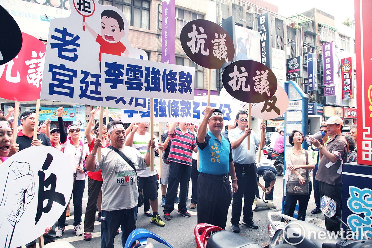 國民黨籍桃園市議員李雲強率眾到市黨部抗議提名不公。 圖:林昀真/攝