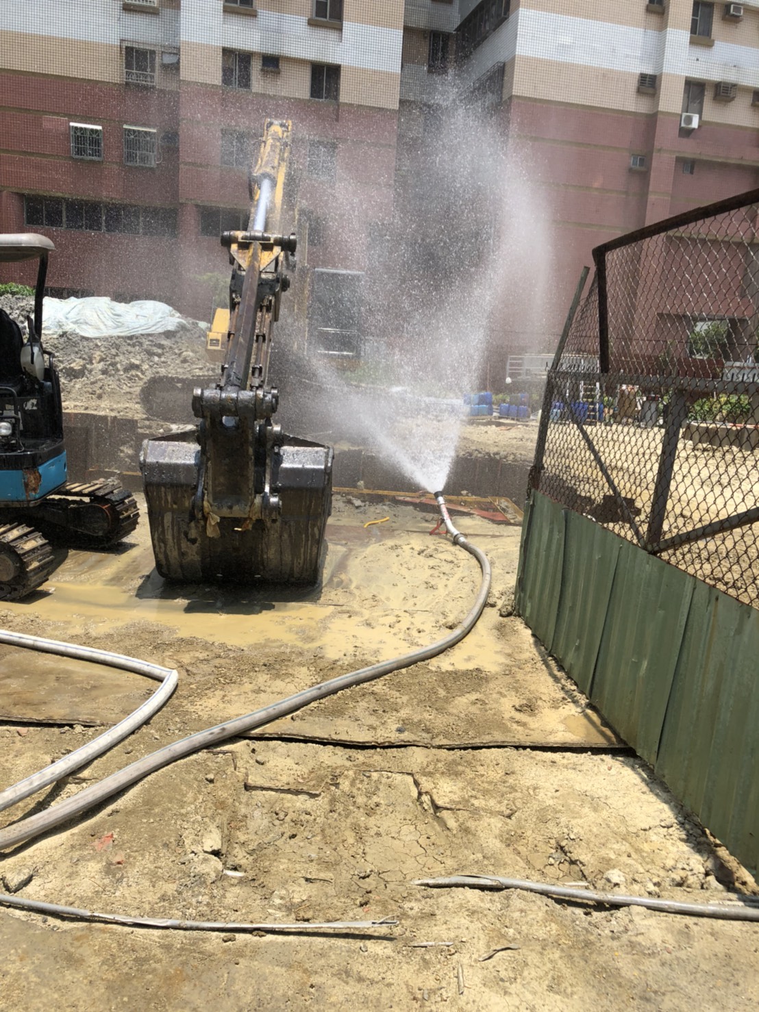 今(23)日10:49高雄市左營區大順一路、富民路口附近加油站的舊址，有當地居民反應聞到空氣有瀰漫汽油和瓦斯異味，環保局調查，違反空污法第31條將依污染情節裁罰10-100萬元，以灑水控制中。 圖：高雄市環保局提供