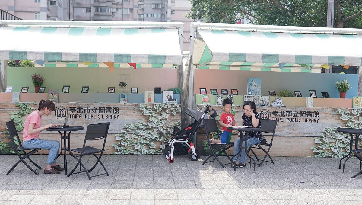 書展時間從即日起至25日下午1點30分至6點、26日早上9點至下午6點，自由參觀，歡迎市民朋友一起來四四南村野餐，體驗閱讀樂趣。 圖：台北市政府提供