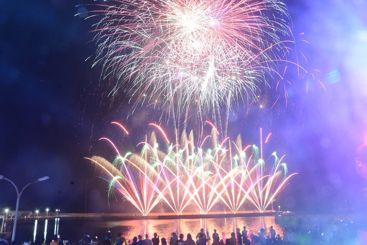 2018澎湖國際海上花火節第2場離島場次，23日晚間於愛情島之稱的七美鄉隆重登場。 圖：澎湖縣政府/提供