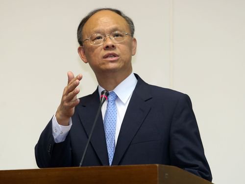 行政院政務委員鄧振中在記者會上表示，爭取美國的鋼鋁關稅國家豁免目標沒有改變，但他也坦言，美方仍有許多考量，得到的回應是「美方內部仍在做考量」。 圖 : 翻攝自twitter
