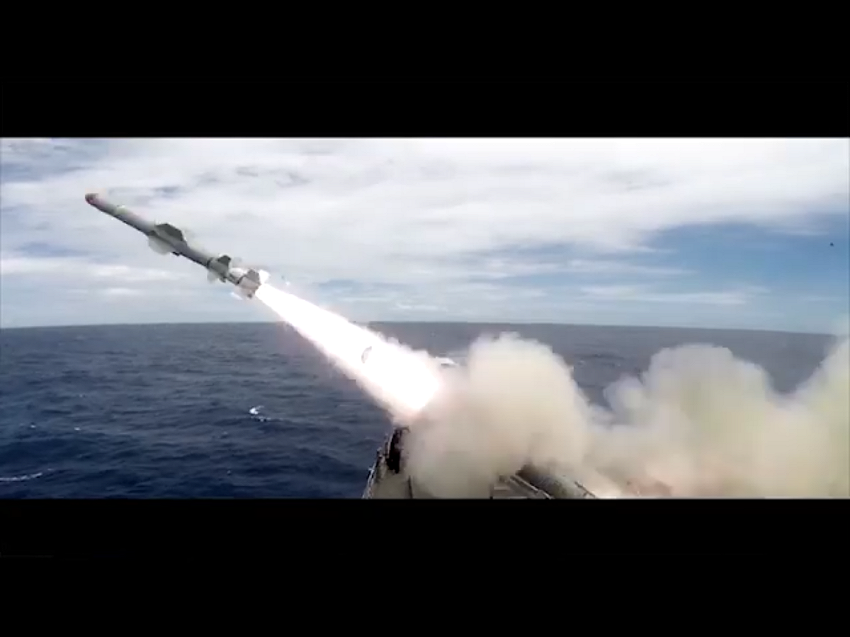 這項號稱全球規模最大海軍演習一般以珍珠港為主場，時間長達數週。圖為2016年演習影片截圖。 圖：翻攝自環太平洋軍事演習 （RimofthePacific）臉書