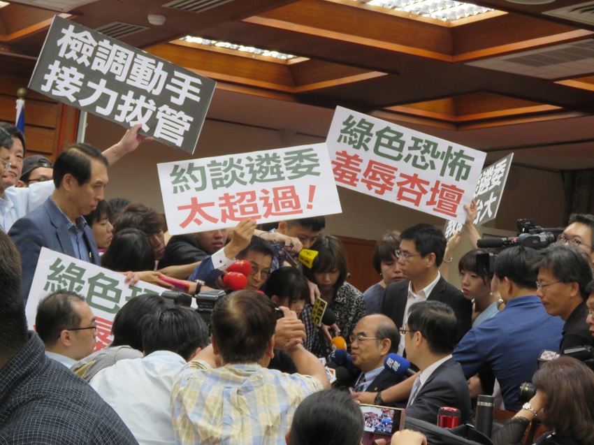 不滿教育部找吳茂昆拔管，國民黨立委上午群聚於立法院教文委員會抗議。 圖：趙婉淳／攝