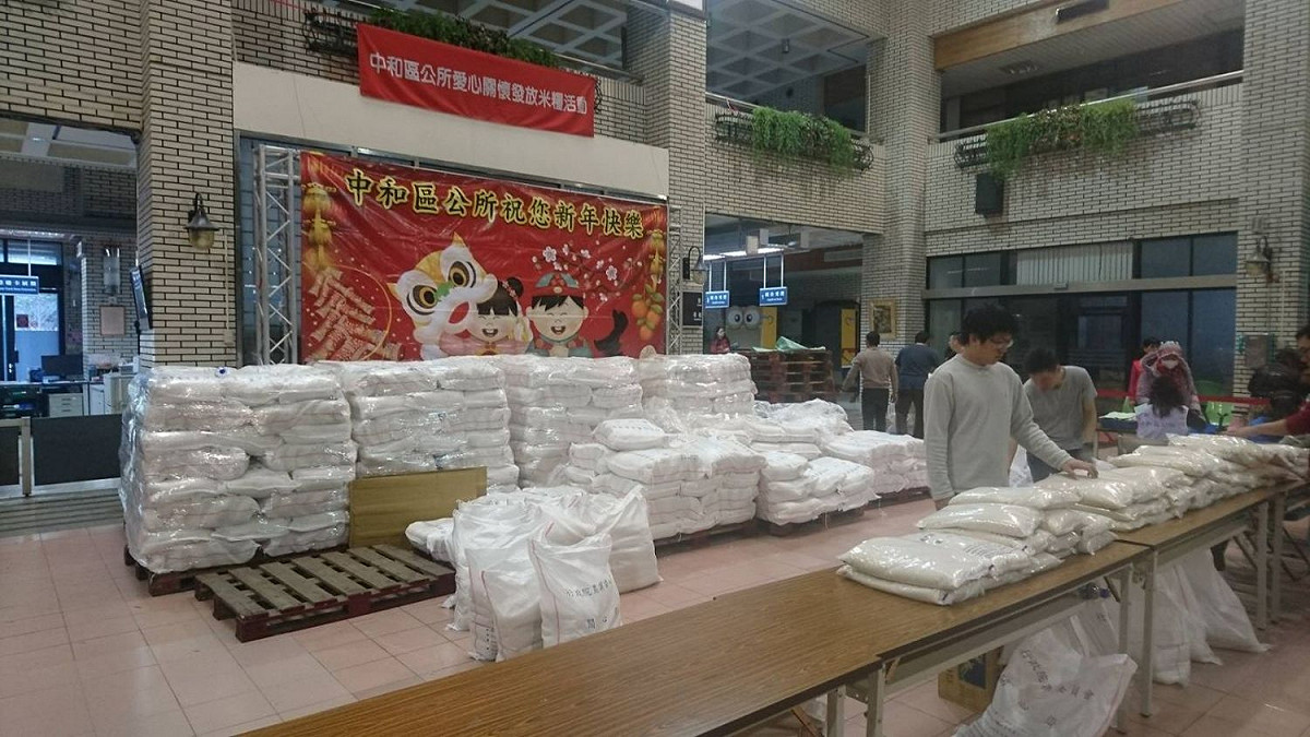 行政院農業委員會每年免費提供新鮮公糧白米協助地方政府辦理糧食救助。 圖： 農委會農糧署／提供