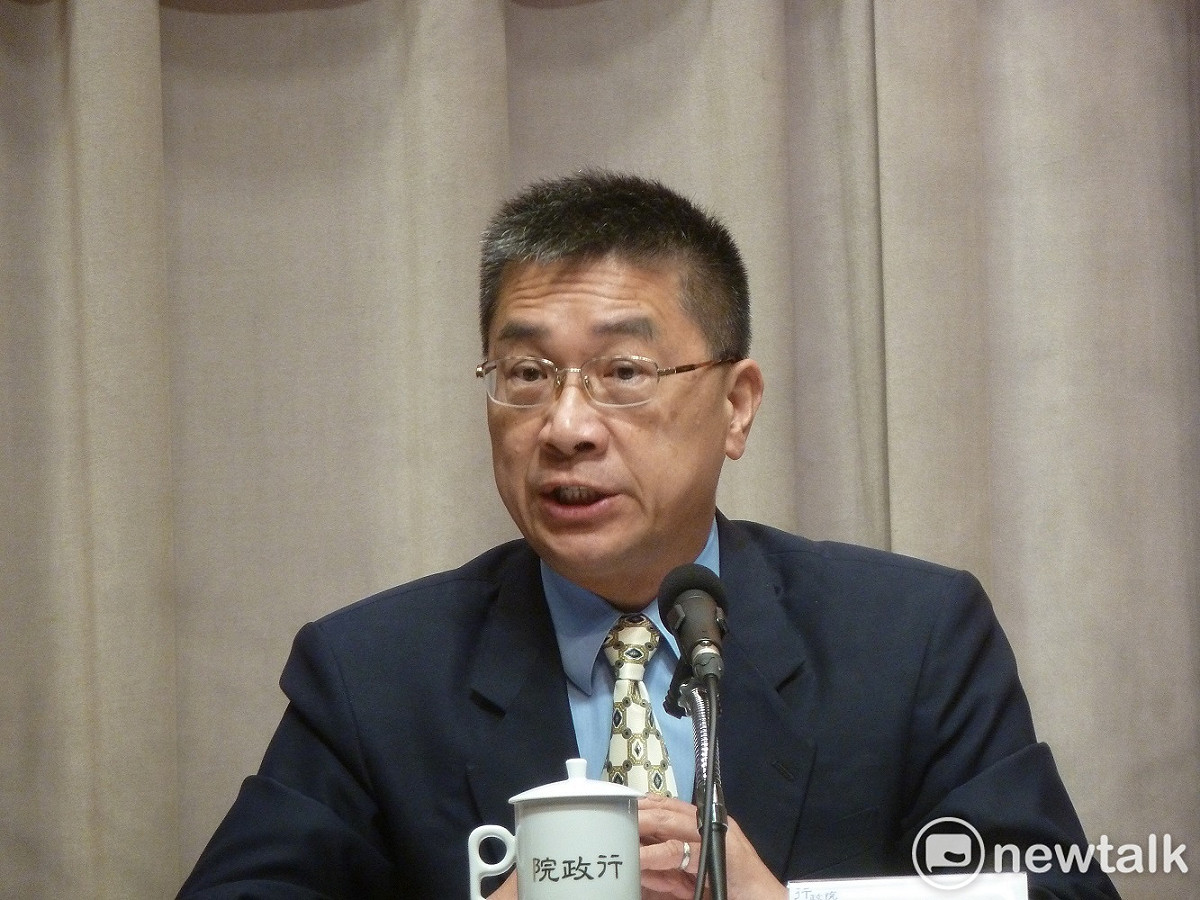 外傳中國有意發身分證給無法回台灣的人民，對此，行政院發言人徐國勇今（24）天下午受訪時，重批這是「政治語言」。 圖：謝莉慧/攝