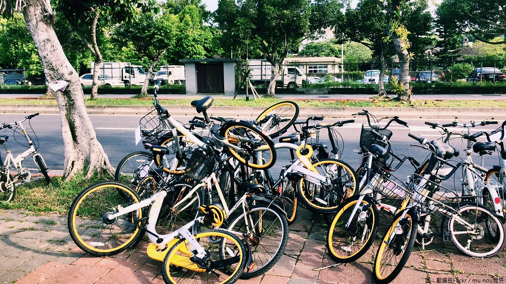 如有發現違停或廢棄之oBike，市民也可以透過1999市民熱線或oBike APP進行通報，業者於接獲通報後儘速派員移置車輛。 圖：翻攝自Flickr／mu nou提供