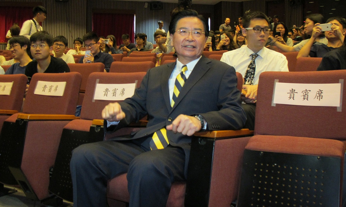 外交部長吳釗燮26日表示，他現在還是外交部長。 圖：林朝億/攝