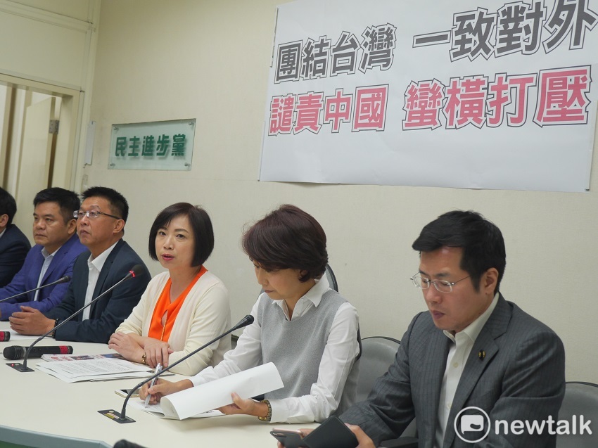 民進黨立法院黨團上午召開「團結台灣一致對外,譴責中國蠻橫打壓」記者會。 圖：趙婉淳／攝