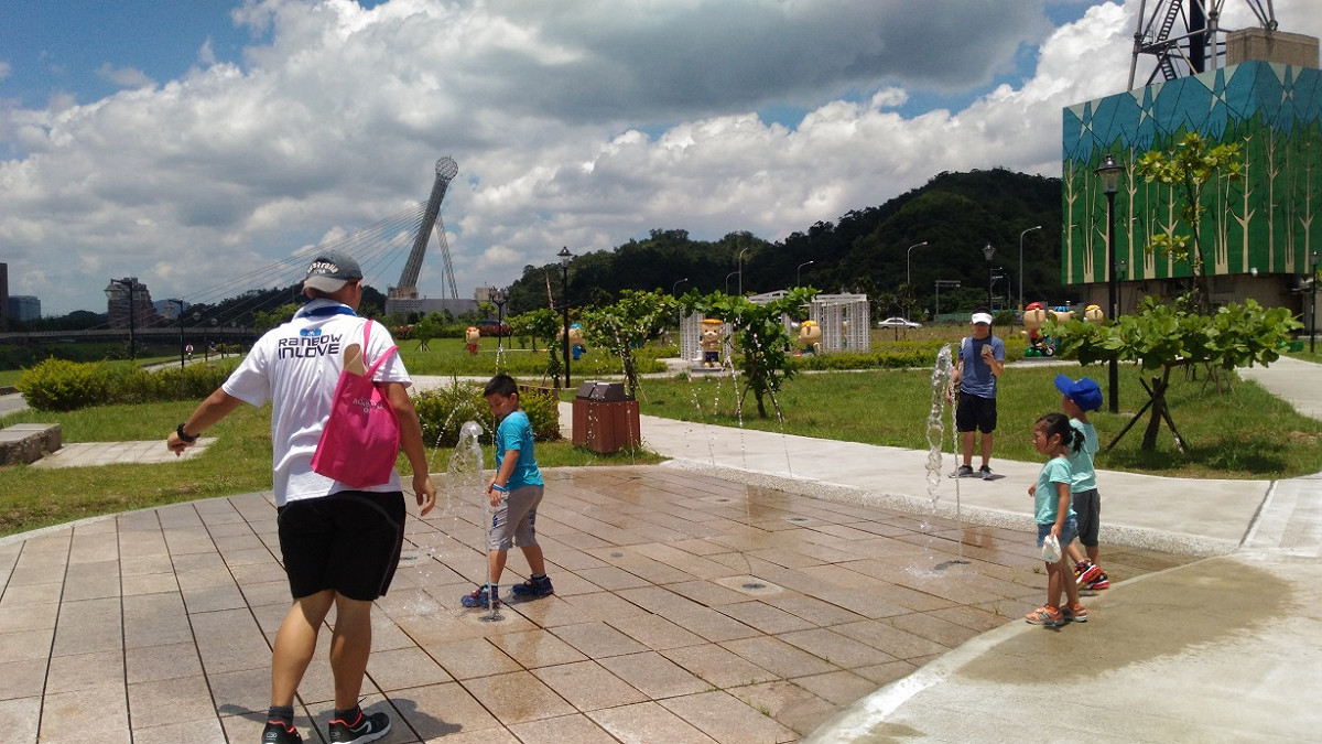 夏日炎炎，還在想要去哪裡消暑嗎？新北八里左岸公園水霧廣場及汐止星座公園開放供大朋友、小朋友玩樂的戲水噴泉！歡迎大家前來消暑涼爽一「夏」，享受酷暑期間的清涼暢快。 圖：新北市政府/提供