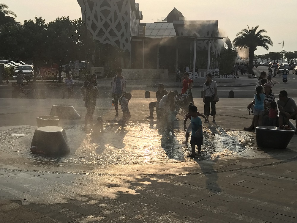 夏日炎炎，還在想要去哪裡消暑嗎？新北八里左岸公園水霧廣場及汐止星座公園開放供大朋友、小朋友玩樂的戲水噴泉！歡迎大家前來消暑涼爽一「夏」，享受酷暑期間的清涼暢快。 圖：新北市政府/提供
