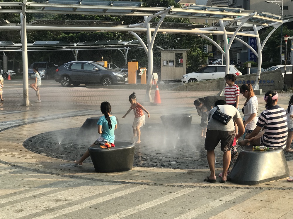 夏日炎炎，還在想要去哪裡消暑嗎？新北八里左岸公園水霧廣場及汐止星座公園開放供大朋友、小朋友玩樂的戲水噴泉！歡迎大家前來消暑涼爽一「夏」，享受酷暑期間的清涼暢快。 圖：新北市政府/提供