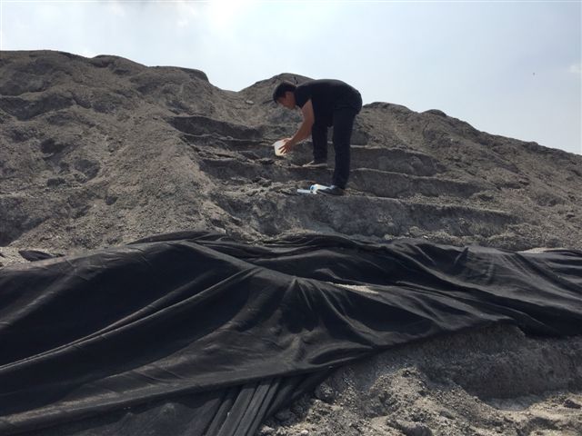 鴨隻場旁有疑似爐石粒料堆置區。 圖：高雄市環保局/提供