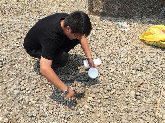 進入飼養鴨隻場的道路，表面層確有舖設爐石級配。 圖：高雄市環保局/提供