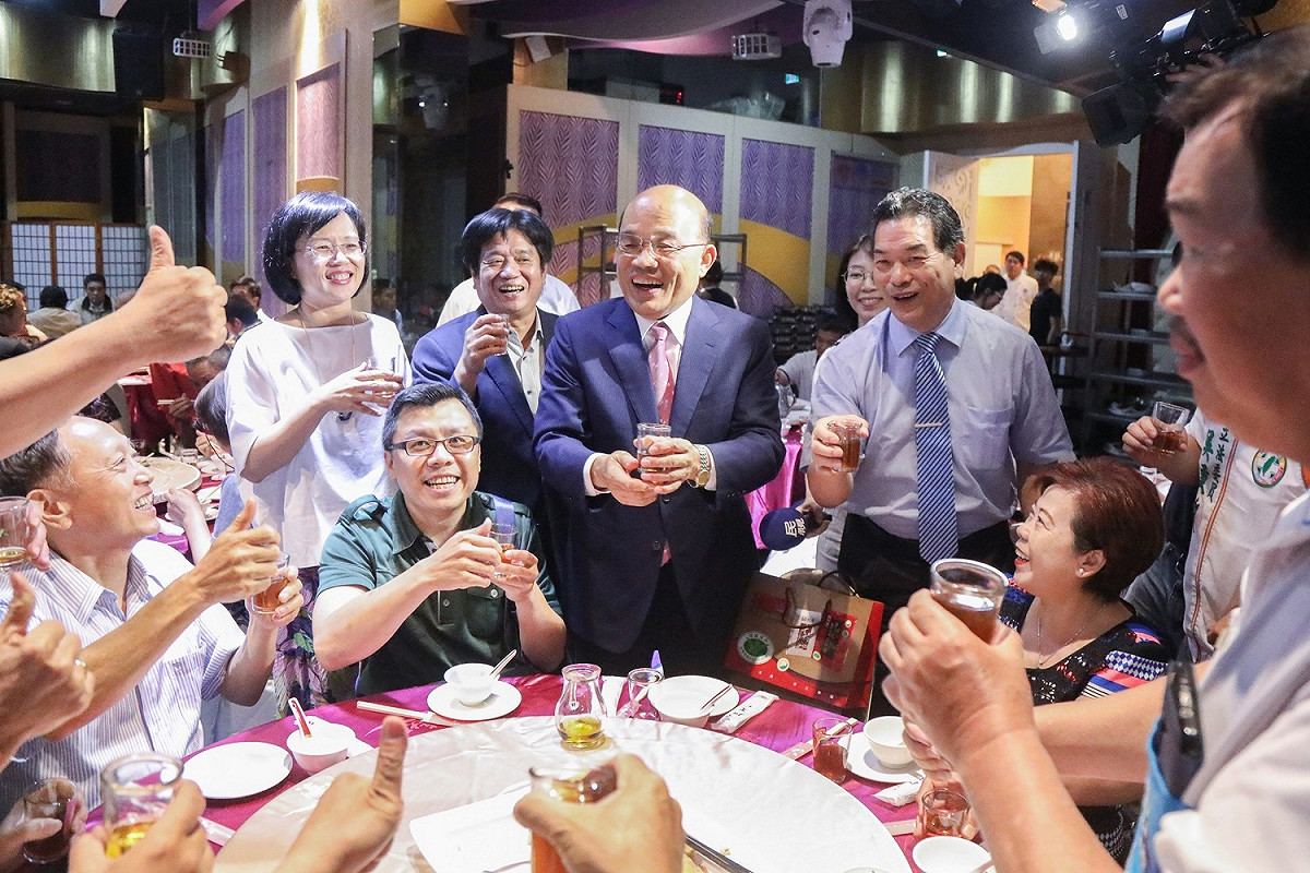 蘇貞昌逐桌向雲林鄉親敬酒，期盼大家支持，「讓2.0版的蘇貞昌，帶給大家更新、更好的新北市」。 圖：蘇貞昌競選辦公室/提供