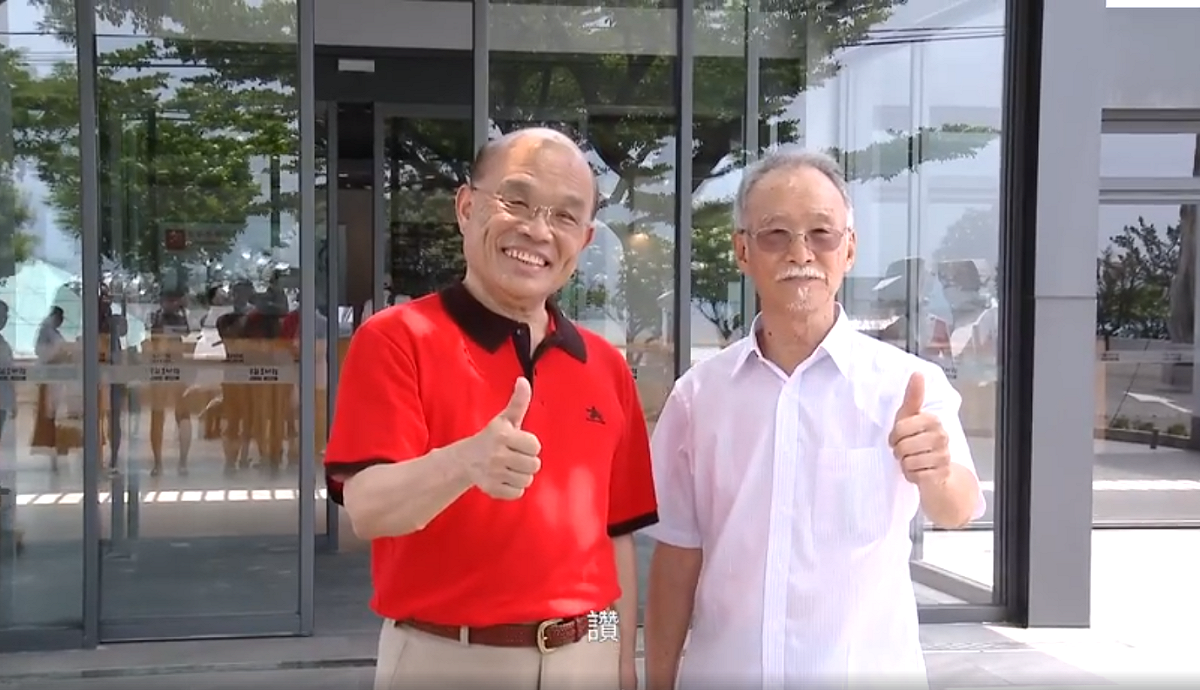蘇貞昌日前到朱銘美術館拜訪藝術家朱銘，兩人開心回憶當年催生美術館過程。 圖:翻攝蘇貞昌臉書