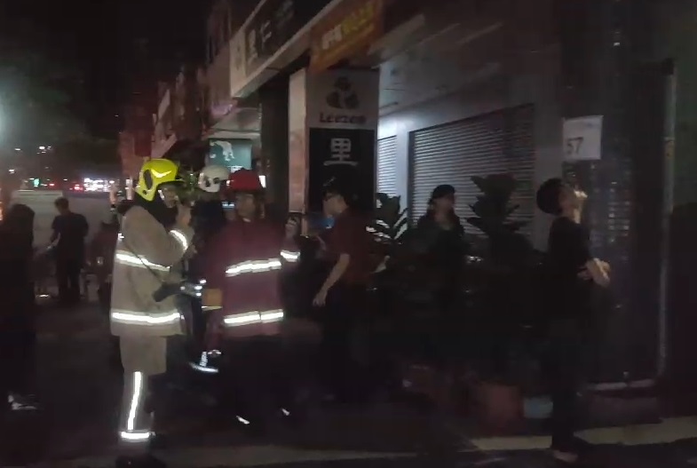 高雄一名妙齡女子與男友爭吵後燒炭引發火警，14層樓逾百居民暗夜逃生。