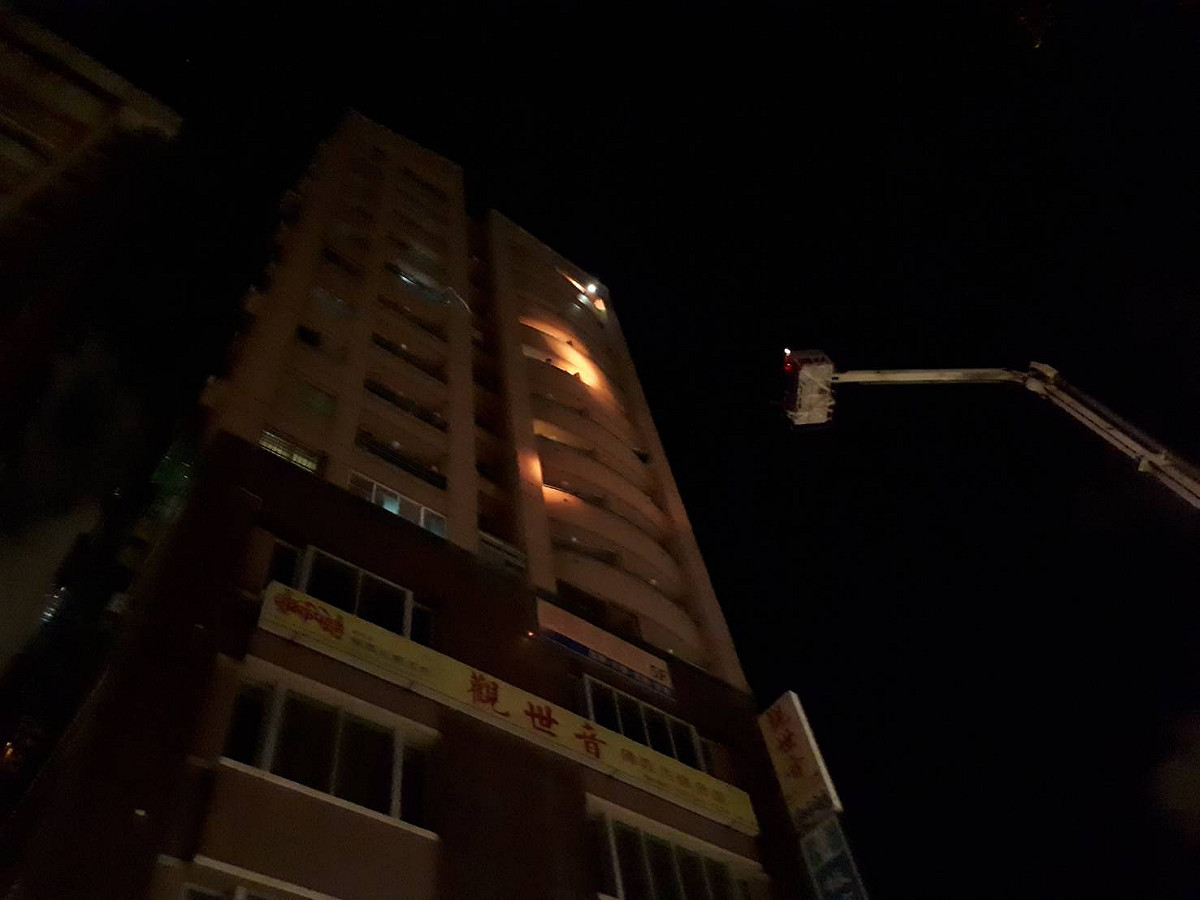 高雄一名妙齡女子與男友爭吵後燒炭引發火警，14層樓逾百居民暗夜逃生。