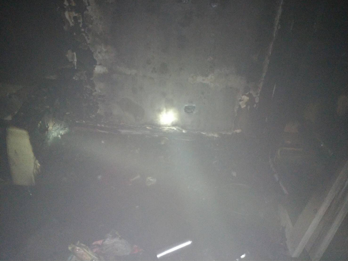 高雄一名妙齡女子與男友爭吵後燒炭引發火警，14層樓逾百居民暗夜逃生。