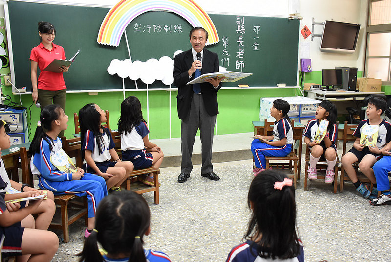 前彰化縣副縣長周志中與學童分享空汙防治觀念。「校園空氣污染防制」計畫可望改善課室空氣品質。 圖：翻攝自彰化縣政府網站