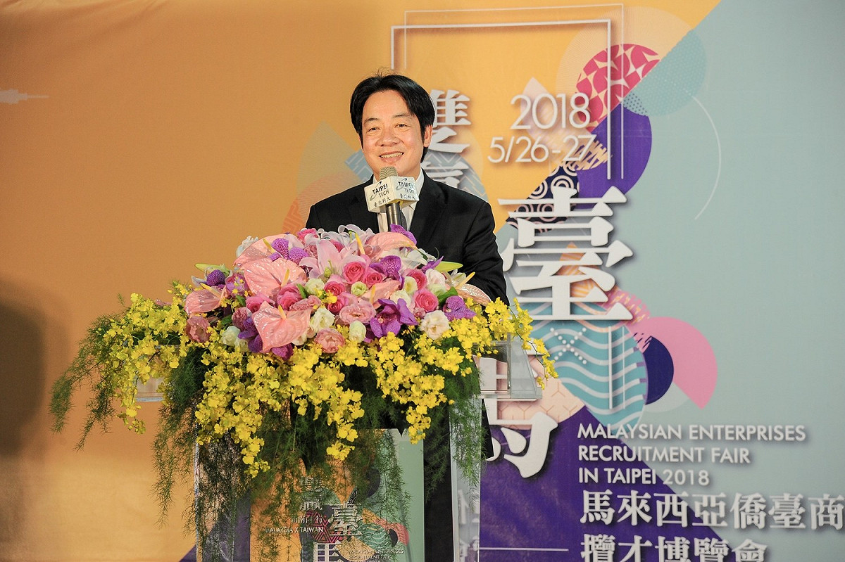賴清德報告新南向政策去年的成效，並說明未來人才延攬的措施。 圖：行政院新聞局提供