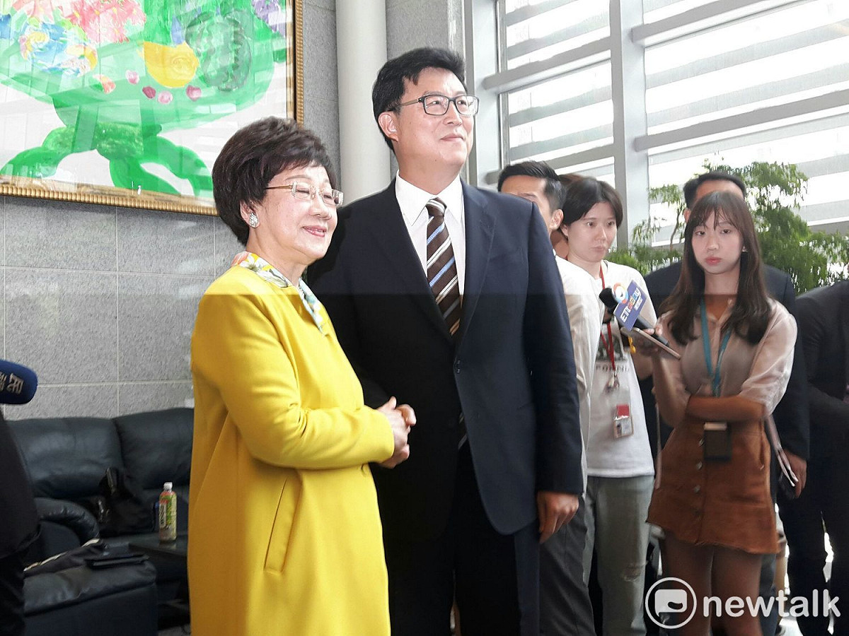 民進黨台北市長電視政見會今在電視台現場直播，呂秀蓮與姚文智兩位候選人於錄影前握手合影。 圖:林昀真/攝