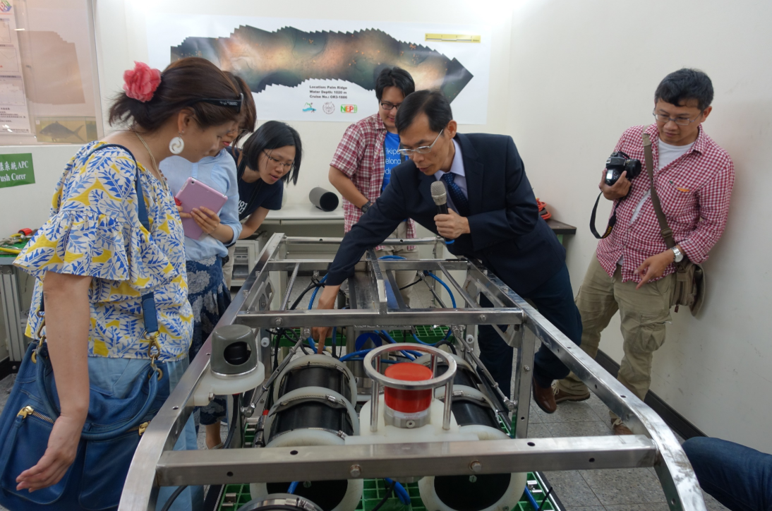 中山大學近日亮相的「水下載具創新技術」具影精密的深海探勘技術，能承受4千公尺水壓，未來能應用在台灣西南海域，尋找深海天然氣水合物。 圖：中山大學／提供