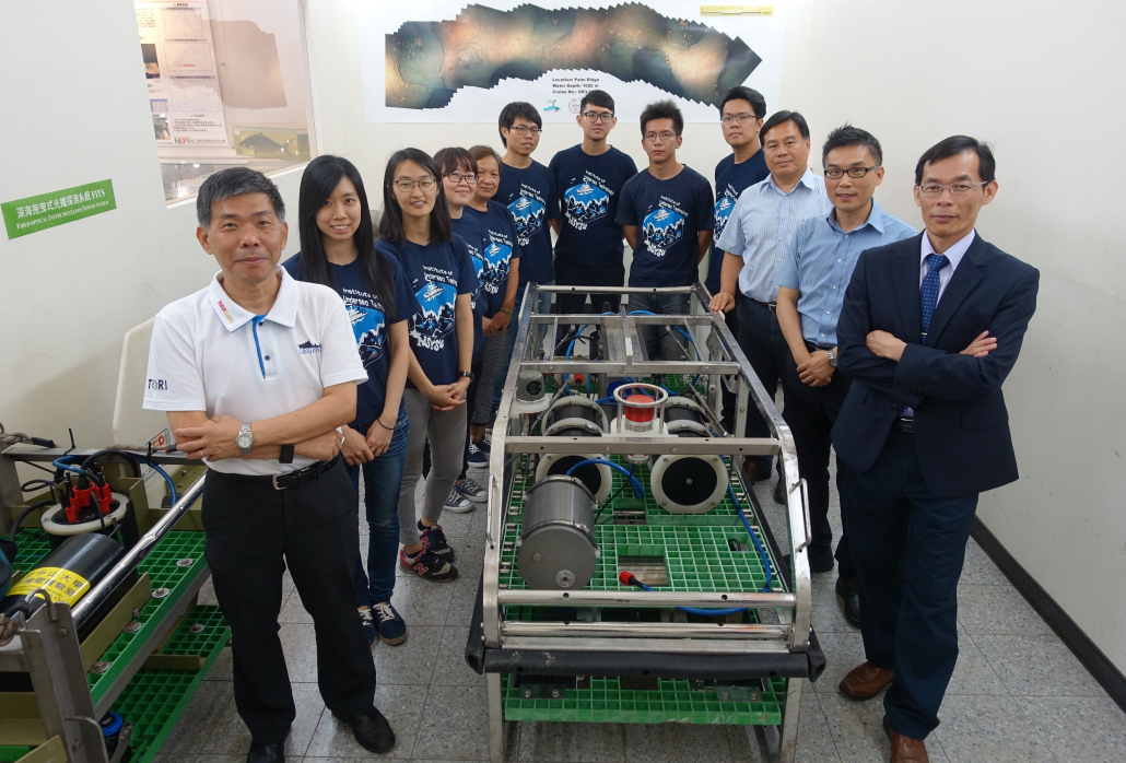 中山大學海下科技研究所研發團隊與最新「水下載具創新技術」。 圖：中山大學／提供
