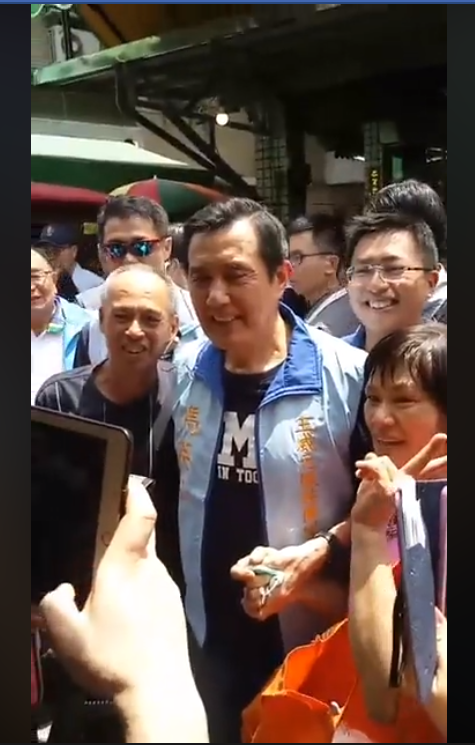 馬英九的出現吸引了不少民眾爭相合影。 圖：翻攝王威元臉書