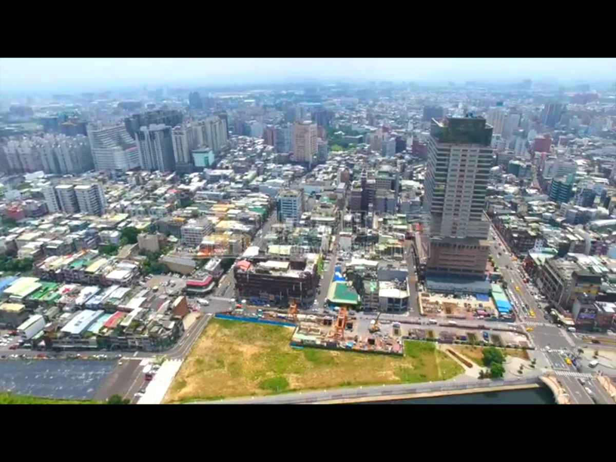 「中壢銀河水岸」範圍自六和商圈至機捷A22老街溪站地帶，面積約75公頃。圖為機捷A22老街溪站附近空拍鳥瞰圖。 圖：翻攝自Youtube