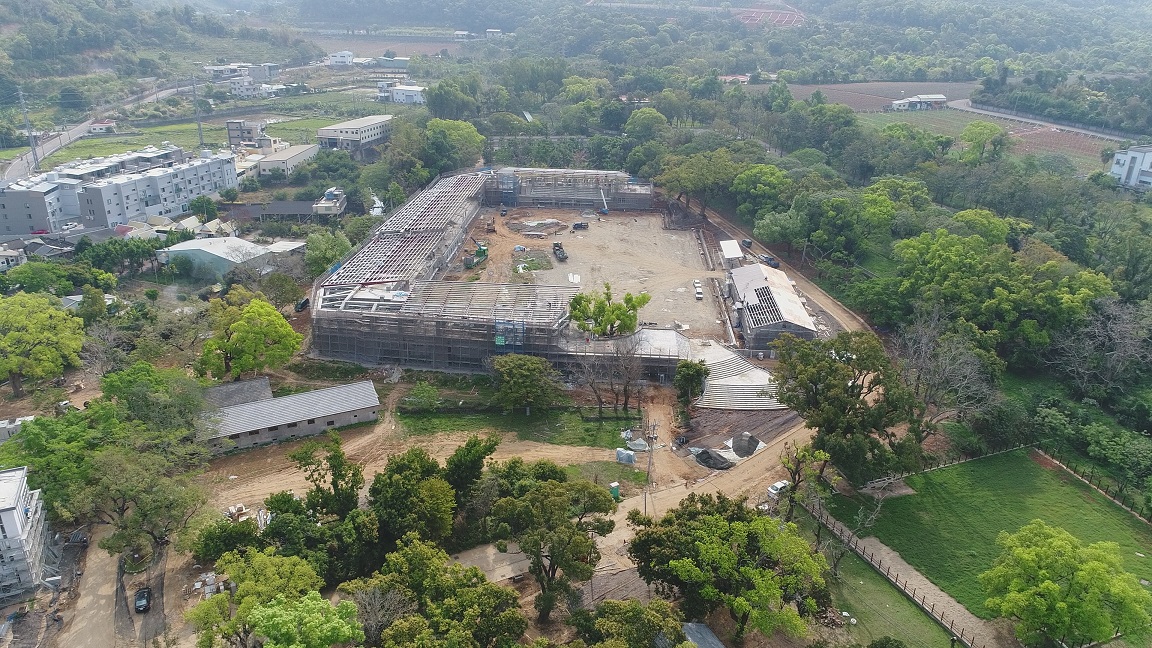 台中市觀旅局強調，市府不定期安排首長視察花博園區工程，藉由督導查核，確保工程單位施工安全與進度，觀旅局也每周派員督導，並請專家學者協助檢視工程內容，廠商若有施工缺失，皆立即要求改進。圖為馬術障礙超越競技場施工空拍照。 圖：翻攝自2018台中世界花卉博覽會官網