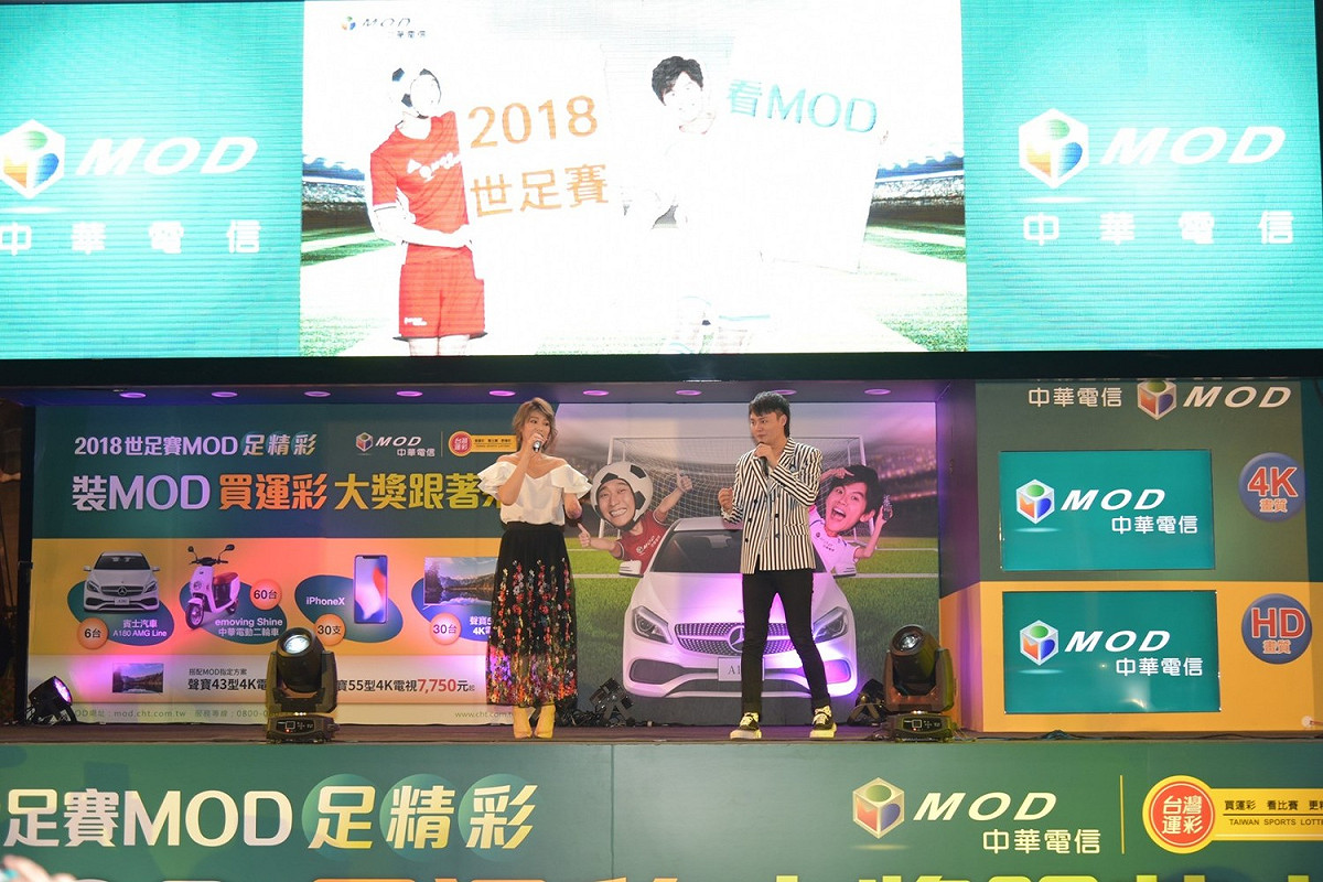 金曲歌后曹雅雯演唱「心愛的」、「愛是獨一無二」，並和台語歌王許富凱合唱「愛情限時批」等膾炙人口的歌曲，同時貼心提供免費飲料暢飲，吸引大批人潮聚集。 圖：中華電信提供
