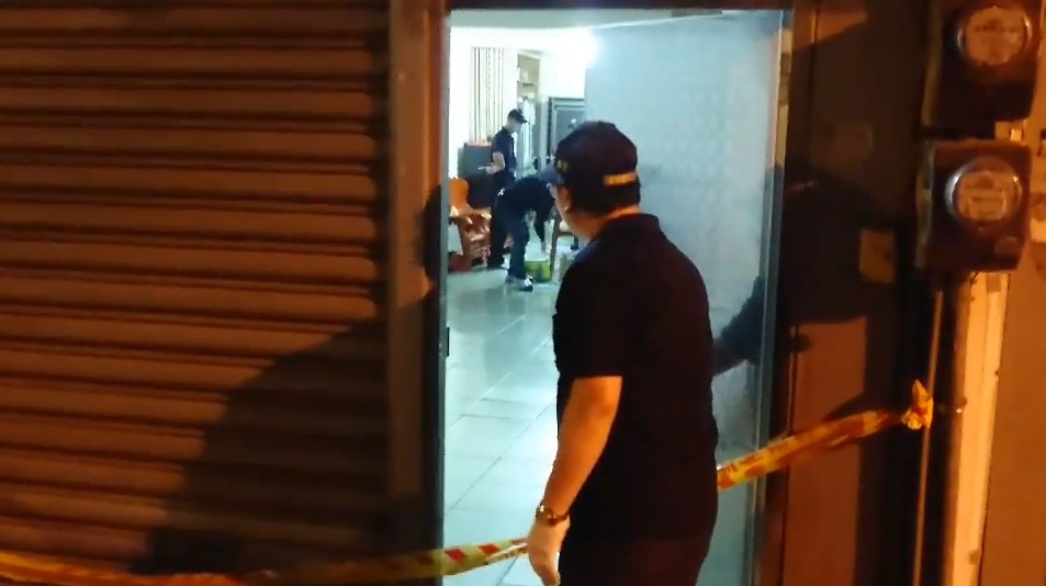 桃園市驚傳殺妻分屍案，警方在屋內採集證據。 圖 : 翻攝自網路