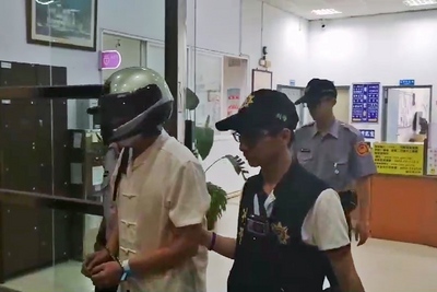 警方移送時，面對媒體詢問，陳男只是小聲表示「我錯了」。 圖/中央社