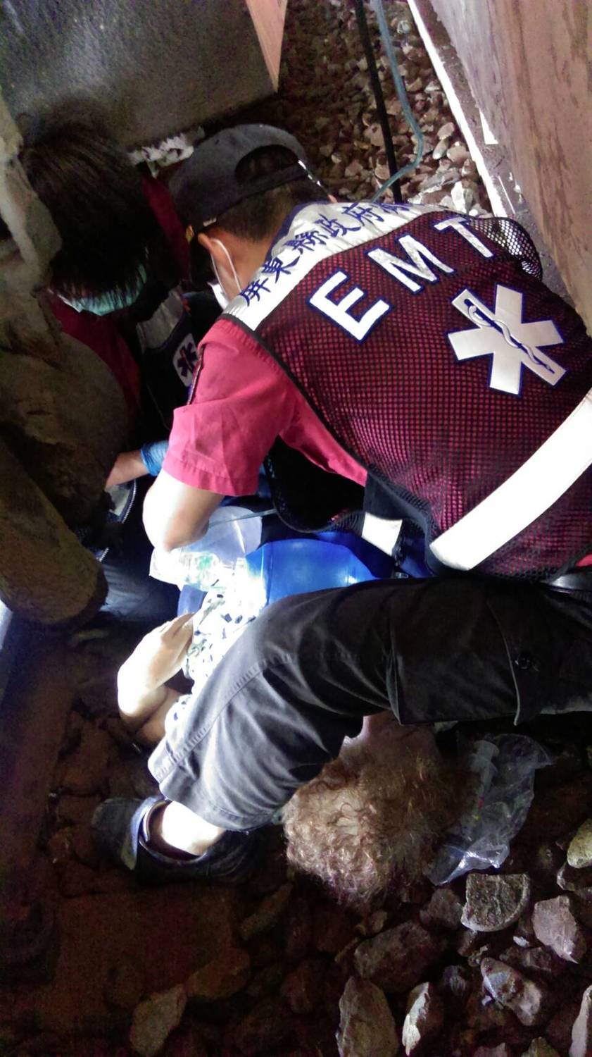 屏東火車站今 (27) 天上午7點發生民眾受困月台間隙事件，一名78歲女性在列車開始移動後強行上車，不慎卡在月台與車廂間，被救出後無生命跡象，目前正在屏東醫院急救中。 圖：屏東消防局/提供