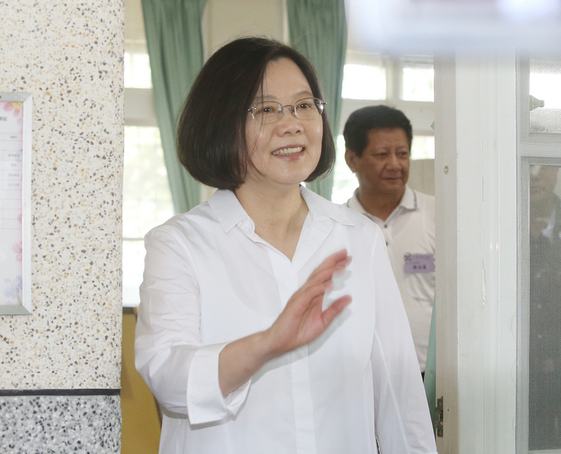 民主進步黨新北市黨部黨職改選27日舉行，總統蔡英文（圖）上午前往永和國小投開票所投票，離去時向大家揮手。 圖 : 中央社/提供