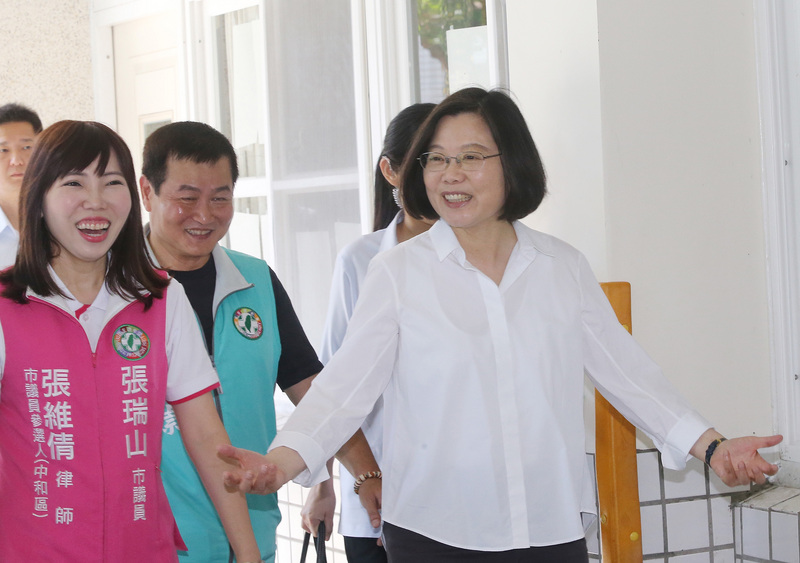 民主進步黨新北市黨部黨職改選27日上午舉行，總統蔡英文（右）在新北市議員參選人張維倩（左）陪同下，前往永和國小投開票所投票。 圖 : 中央社/提供