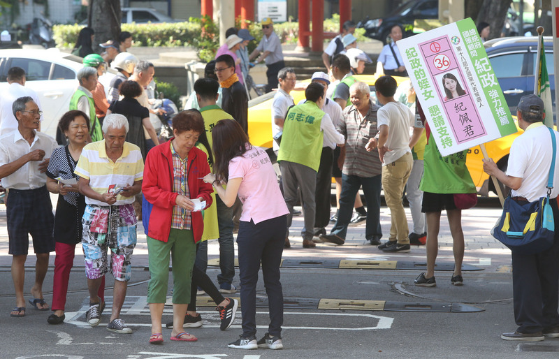 民主進步黨27日舉行縣市黨部主委、全國黨代表及各縣市黨代表選舉，參與選舉的候選人，一早就在投票所外向黨員拉票。 圖 : 中央社/提供