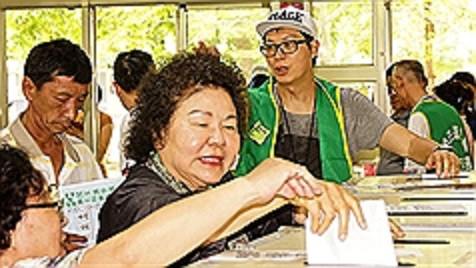 民進黨高雄市黨部黨職27日改選，總統府祕書長陳菊（前右）返回高雄投票，面對媒體問到當前兩岸關係發展，陳菊表示，當前兩岸關係氛圍沉重，雙方理解不夠、互信基礎也不足，對這樣的發展相當憂心。 圖 : 中央社