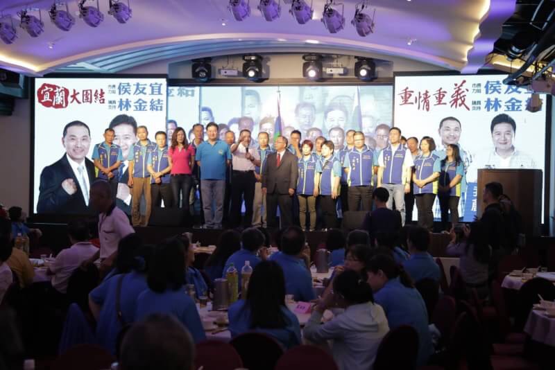 對蘇營刻意拋出新北市推動的失業勞工就學補助未能比照公教人員，侯友宜說，其實新北市是全國唯二地方政府推動這項補助的，而且還優於中央，他認為這部分應該是全國一致性，「中央地方一起並肩作戰才是正確的方向。」 圖：侯友宜辦公室/提供