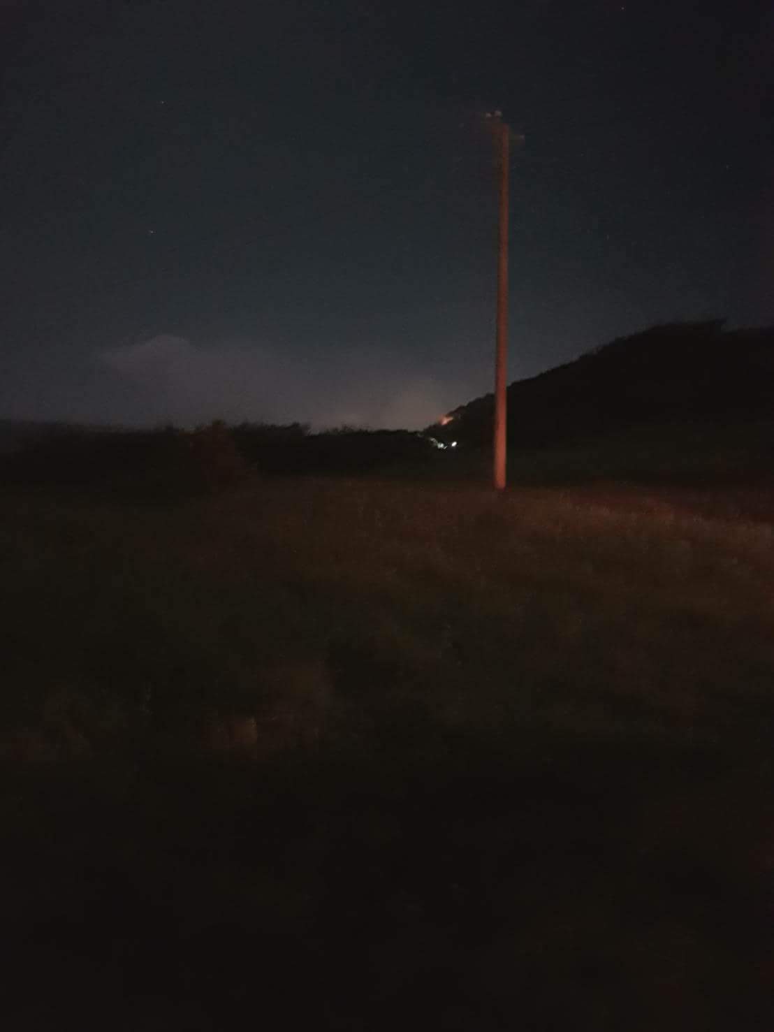 目前火勢大致撲滅，僅剩零散火星，無延燒之虞，現場殘火處理中。 圖：屏東縣消防局提供